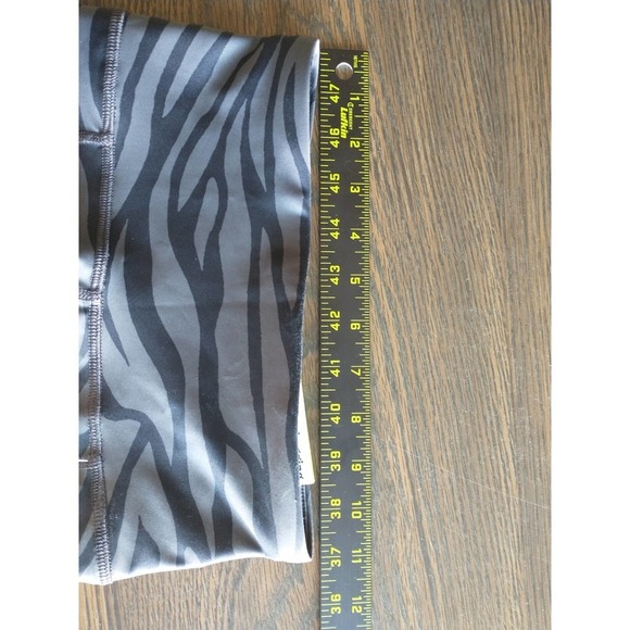 Old Navy Active Elevate Leggings. Women's XS High Rise. Gray Tiger Stripe. - Picture 8 of 8